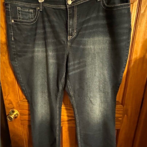Women’s 24 S Apt 9 boot cut jeans. EUC. Cute design faux stones in buttons. - Picture 2 of 7